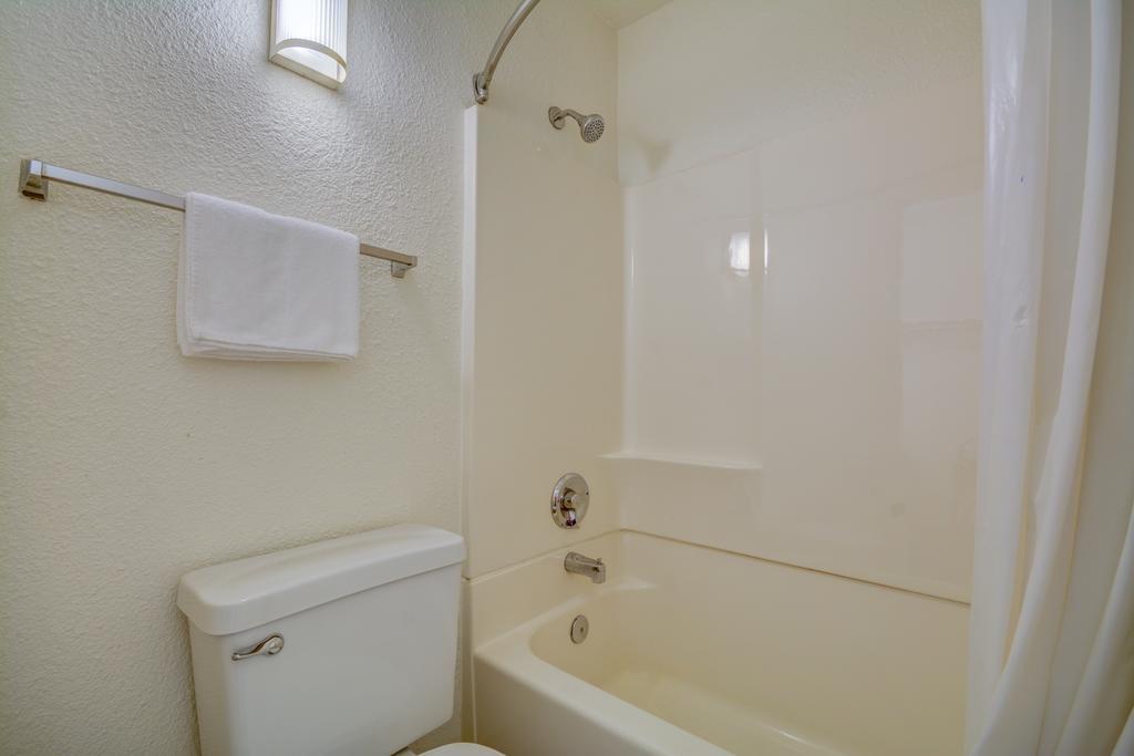 Motel 6-Everett, Wa - South Wintermutes Corner Room photo
