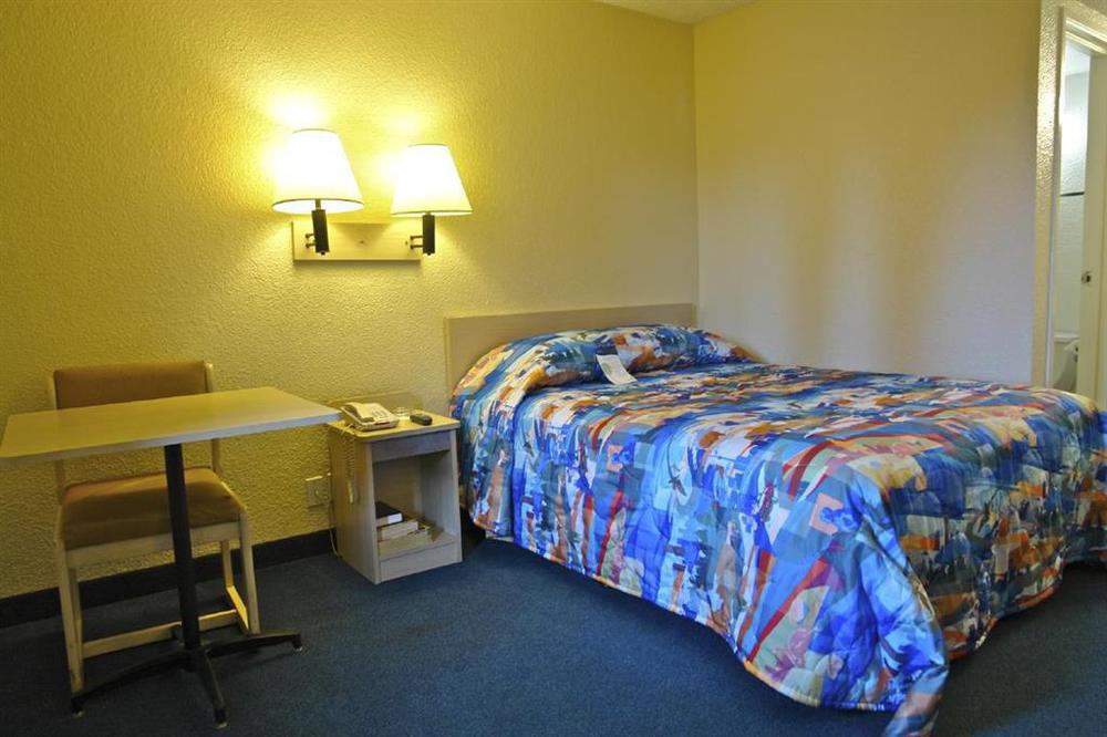 Motel 6-Everett, Wa - South Wintermutes Corner Room photo