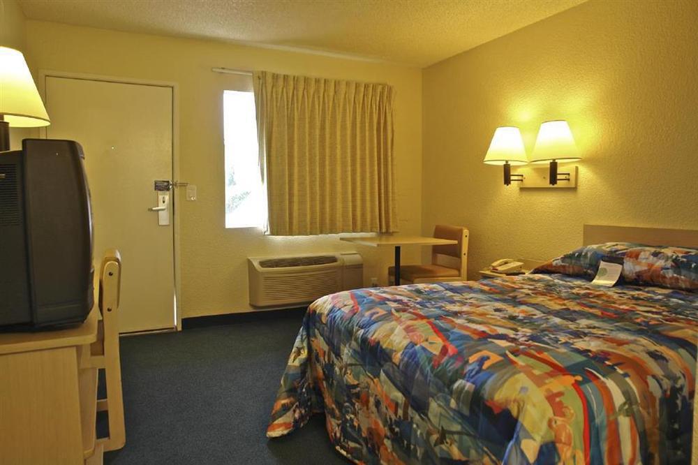 Motel 6-Everett, Wa - South Wintermutes Corner Room photo