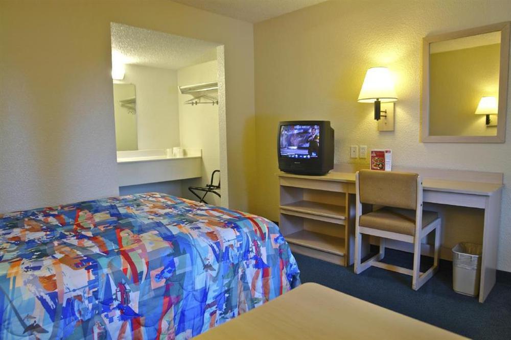 Motel 6-Everett, Wa - South Wintermutes Corner Room photo