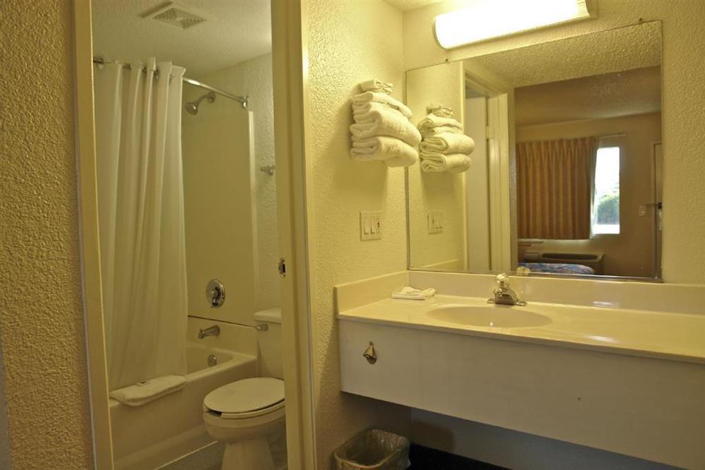 Motel 6-Everett, Wa - South Wintermutes Corner Room photo